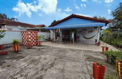 Casa térrea com 02 dormitórios, 02 banheiros, amplo quintal.
