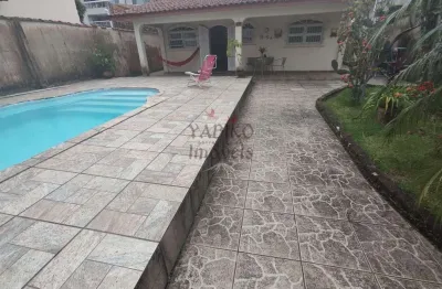 Casa térrea com amplo quintal, piscina e 03 dormitórios.