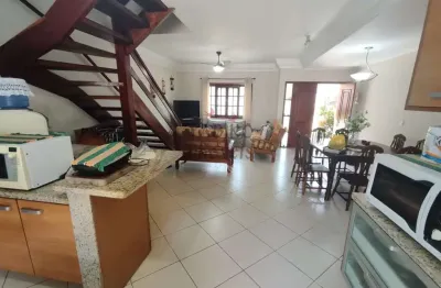 Ótimo világio a 50m da praia, com piscina, 02 vagas e 03 dorm.