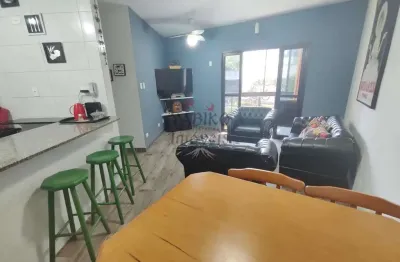 Apartamento perto da praia, com 02 vagas, elevador e piscina.