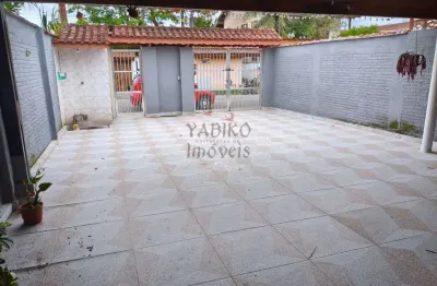 Casa térrea com 03 dormitórios sendo 01 suíte, amplo quintal.