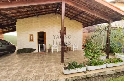 Casa térrea com piscina, churrasqueira, 03 vagas e com edicula.