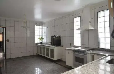 Sobrado à venda na vila helena com 3 dormitórios, suíte, quintal e 3 vagas