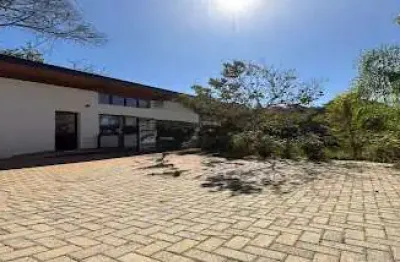 Casa moderna integrada à natureza – condomínio vale da santa fé.