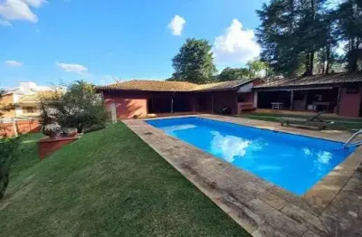 Encantadora residência térrea em estilo rústico no condomínio vale do itamaracá, valinhos.