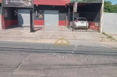 Casa com 2 salões comerciais com área de lazer completa . Excelente oportunidade.