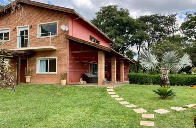 Muito espaço, segurança e lazer completo pertinho da cidade.