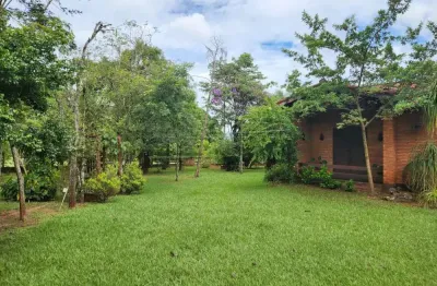 Chácara espaçosa e completa com casa principal, área de lazer e localização privilegiada .