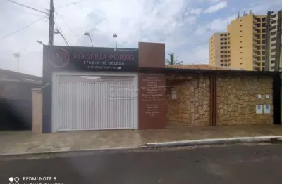 Sala com 02 espaços para atendimento  e 01 banheiro privativo