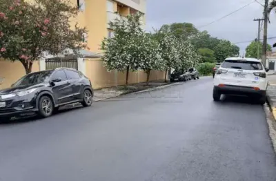 Apartamento de dois dormitórios sendo um suíte com uma vaga de garagem.
