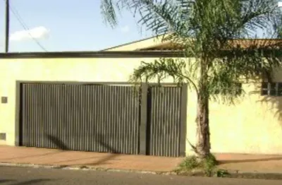 Casa 3 dormitórios sendo 1 suite próximo a praça itália.