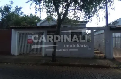 Casa com ótima localização, no centro da cidade, com terreno grande