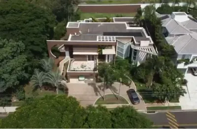 Belíssima casa à venda no condomínio loteamento alphaville campinas, com 630m2 de construção e 1030m2 de terreno.