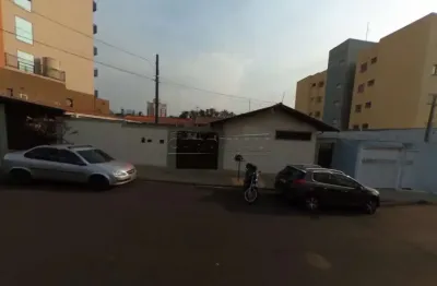 Casa muito bem localizado, frente para uma rua e fundos para marginal.