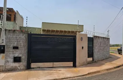 Casa boa localização  de esquina  próximo  a mercado,  farmácia,  escola  e creche