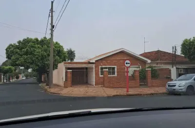 Casa de esquina com ótima localização, residencial ou comercial