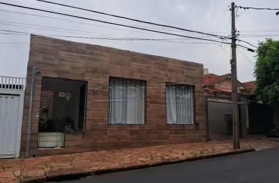 Casa com ótima localização, toda reformada, terreno bem amplo