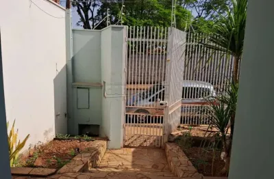 Linda casa com ótima localização e preço de oportunidade, com piscina aquecida.
