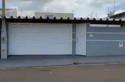 Casa muito bem localizada próximo de comércios e fácil acesso a rodovia.