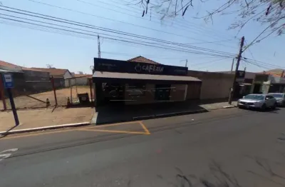 Imóvel residencial nós funfos e e comercial na frente.