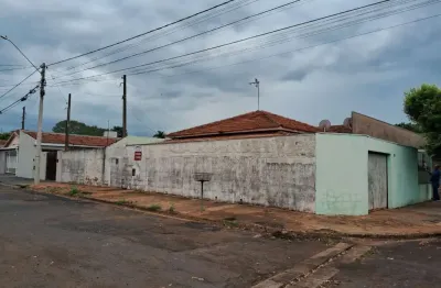Casa com edicula, de esquina com entrada tudo separado