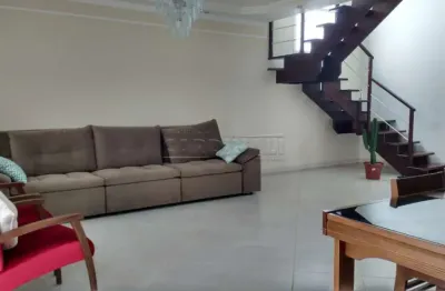 Imovel muito bem localizado e seguro com um lazer perfeito, quadras de futebol, piscina aquecida, play ground, salão de festa, em obra também uma academia.