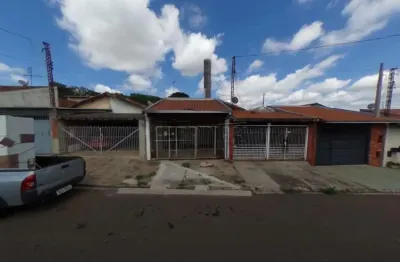 Imóvel bem localizado, seguro e pronto para morar, muitos comércios próximos e fácil acesso a rodovia.