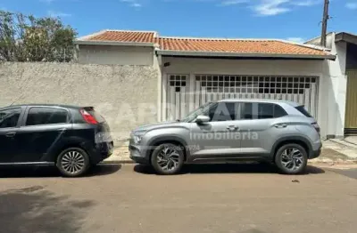 Imóvel muito bem localizado, de frente com uma linda praça, bem próximo a avenida miguel petroni.