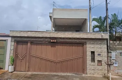 Sobrado grande com ótima localização, oportunidade de investimento e moradia