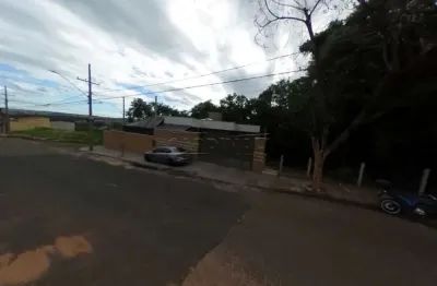 Imóvel muito bem localizado e pronto para morar com muito conforto, de esquina sem vizinhos ao redor.