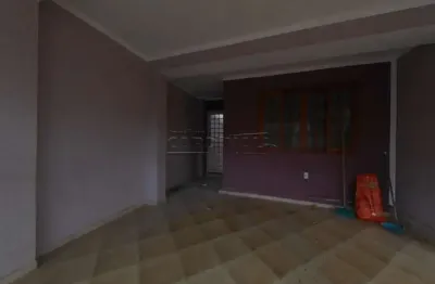 Casa de 4 dormitórios, sendo dois suítes com boa localização.