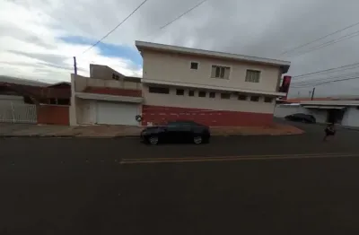 Imóvel muito bem localizado, seguro, amplo residencial e com dois comerciais.