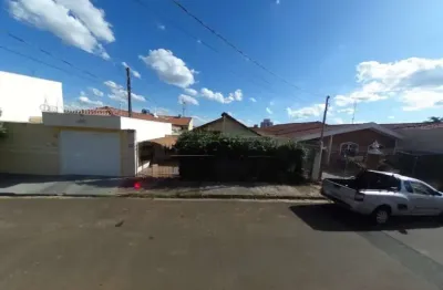 Imóvel muito bem localizado em uma rua calma e muito bom para morar.