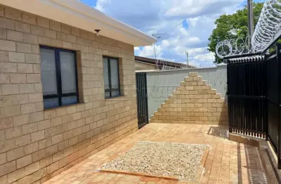 Ótima localização próximo a supermercados, escola, creche e centro