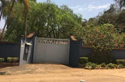 Condomínio fechado de chácara bem localizada e seguro com portaria das 7:00 as 00:00.