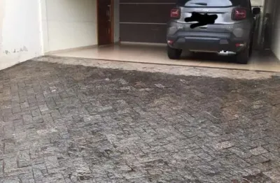 Casa com ótima localização, próximo de mercados, escolas, restaurantes, a 5 minutos do centro da cidade