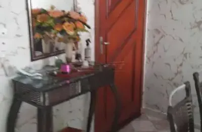 Apartamento muito bem localizado, pronto para morar, próximo da avenida principal com comércios.