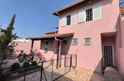 Casa assobradada no bairro jardim santa marta com câmeras e vigia sempre com ronda.