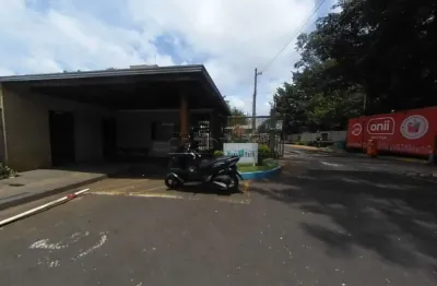 Apartamento de dois dormitórios com uma vaga de garagem.