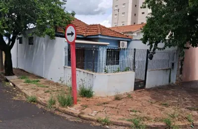 Casa de esquina com ótima localização, próximo do centro da cidade