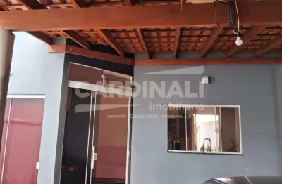 Casa com ótima localização, 02 dormitórios com suíte