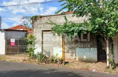 Casa antiga precisa de reforma ou demolição, excelente localização próximo a faculdade e comércio