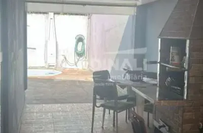 Casa com ótima localização, com piscina e acesso fácil para o centro