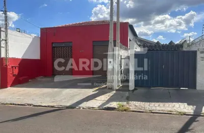 Casa com salão individual com excelente localização para comércio.