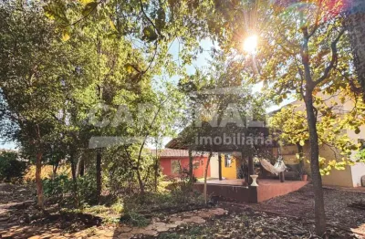 Linda chácara com ótima localização, arquitetura diferente na construção com muito bom gosto, com salão amplo com banheiro e cozinha