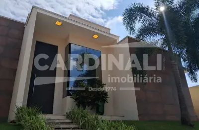 Linda casa em condomínio, com arquitetura única de esquina com acabamento de primeira qualidade.