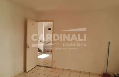 Apartamento em condomínio com área de lazer completo, piscina e portaria 24 horas.