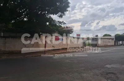 Barracão comercial com localização privilegiada, pé direito alto.