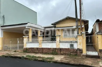 Imóvel bem localizado perto do banco siccob da av sallum próximo de comércios bairro vila prado.