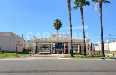 Casa em condomínio fechado, com excelente localização.